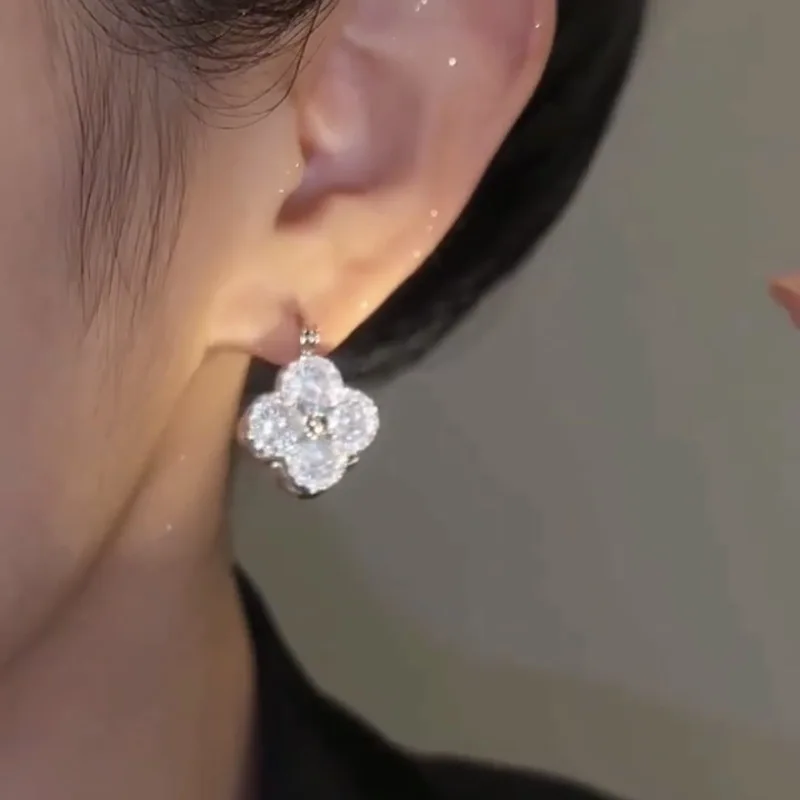 أقراط زهرة الزركون الفاخرة الخفيفة بأربع أوراق، أقراط أذن ماسية فائقة الاستخدامات بإبزيم على الوجهين