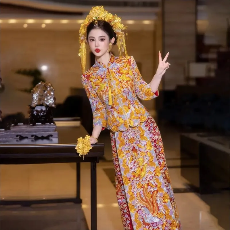 

The new style of Longfeng Gua King Chinese wedding dress is a heavy and form-fitting