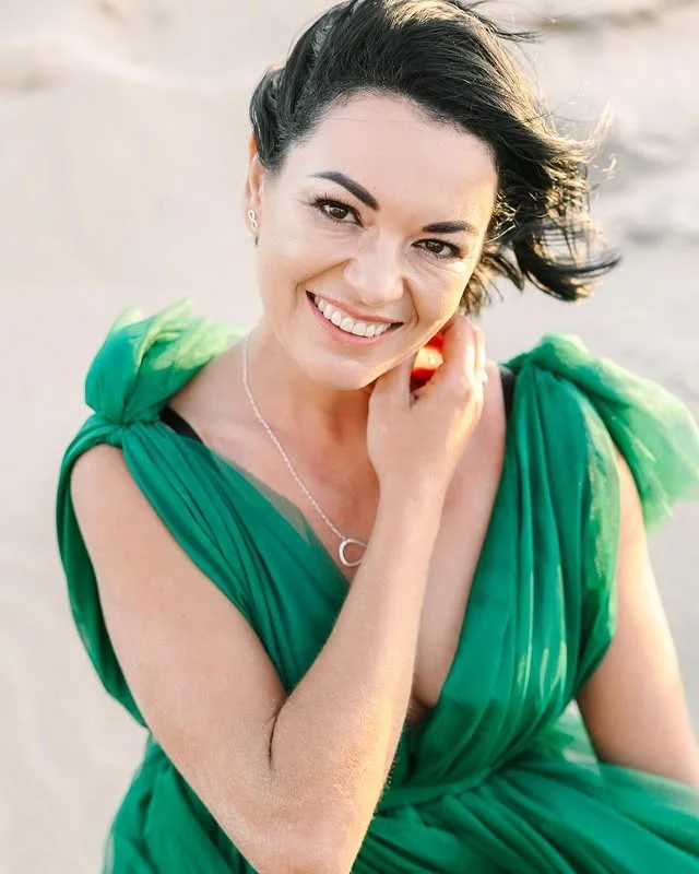 ชุดราตรีสีเขียวคอวีลึกทรงเอไลน์ยาวกรอมพื้น ดีไซน์หรูหราสำหรับงานพรอม งานเลี้ยง และงานพิธีการต่างๆ