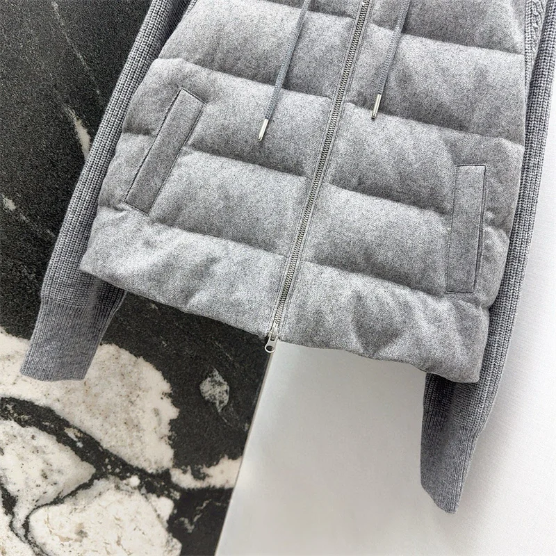 سترة شتوية نسائية 2025 سترة جديدة مرنة متماسكة مع قلنسوة سترة بيضاء مملوءة بالبط معطف سميك من الصوف مزيج أسفل معاطف