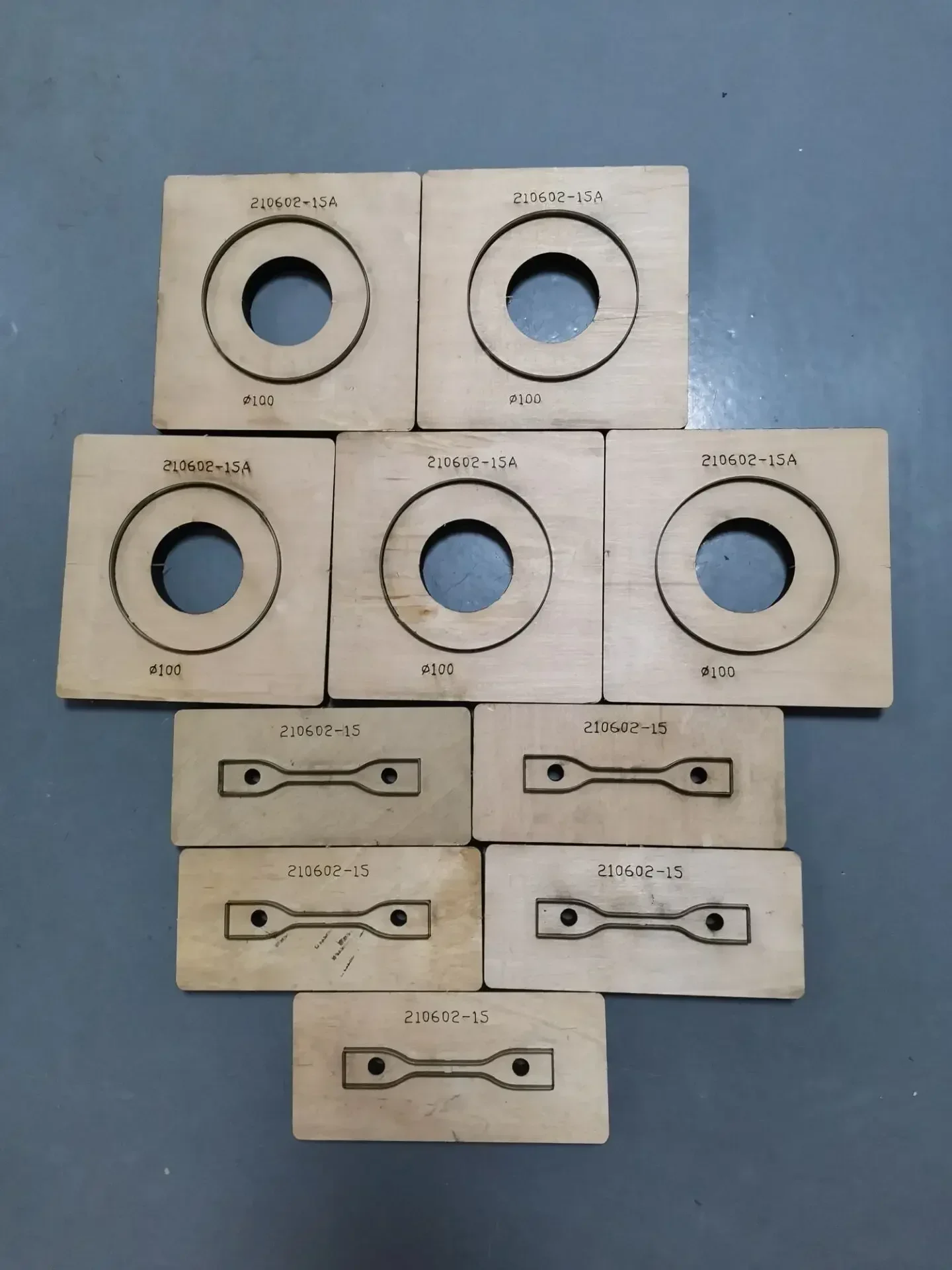 Disponibile ASTM D638 base in legno