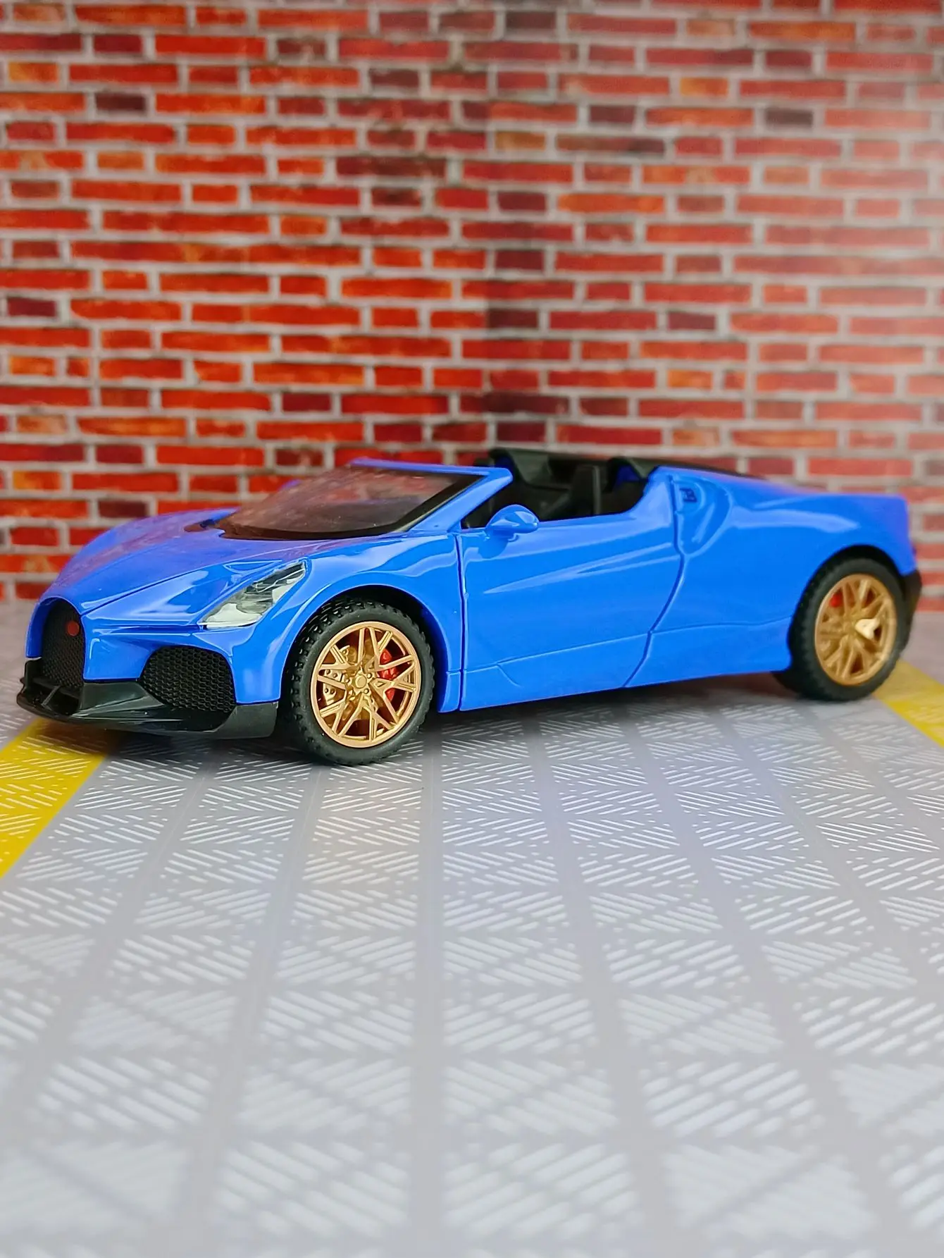 1:32 Bugatti Mistral Alloy Sports Car Model Diecasts & Toy Vehicles Metal Racing Car Model Simulation Sound Light Kids Gifts