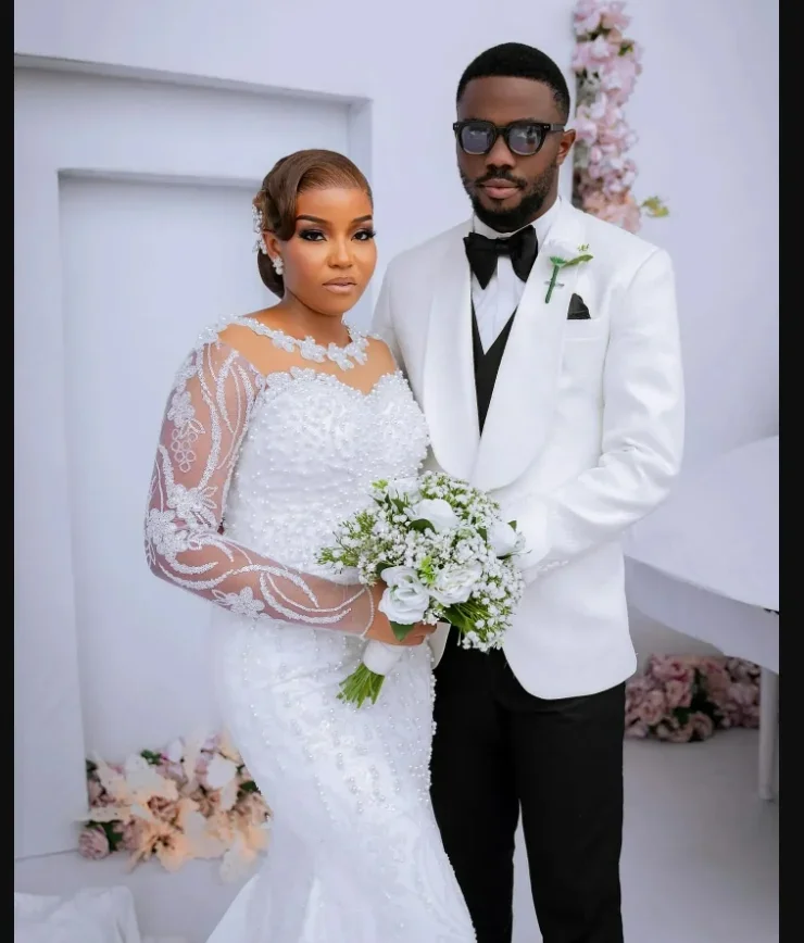 カスタムメイドのOネック、手刺繍のパールとスパンコールをあしらったウェディングドレス、花嫁用ローブ・ド・マリエ、スイープトレイン、フルスリーブ、ヴィンテージブライダルガウン