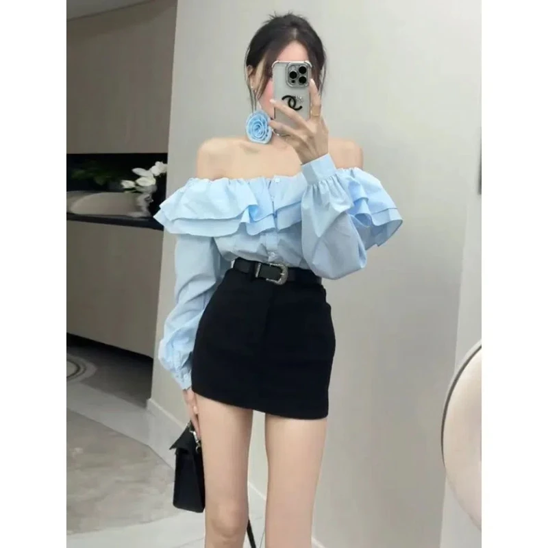 

Новая осенняя горячая девушка носят женскую рубашку с длинными рукавами на одно плечо с рюшами и юбкой на бедрах с высокой талией, комплект из двух предметов