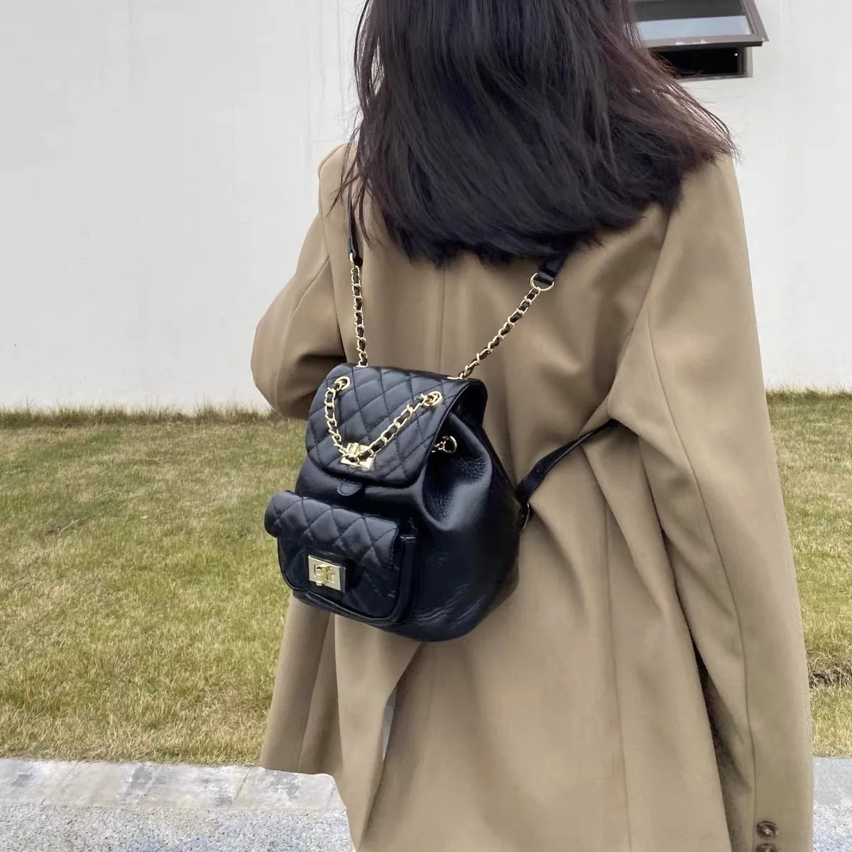 

Fashion Women's Soft Leather Shoulder Bag Simple Girls Mini Backpack Multifunctional Women Storage Bag Metal Lock Chain Decorati