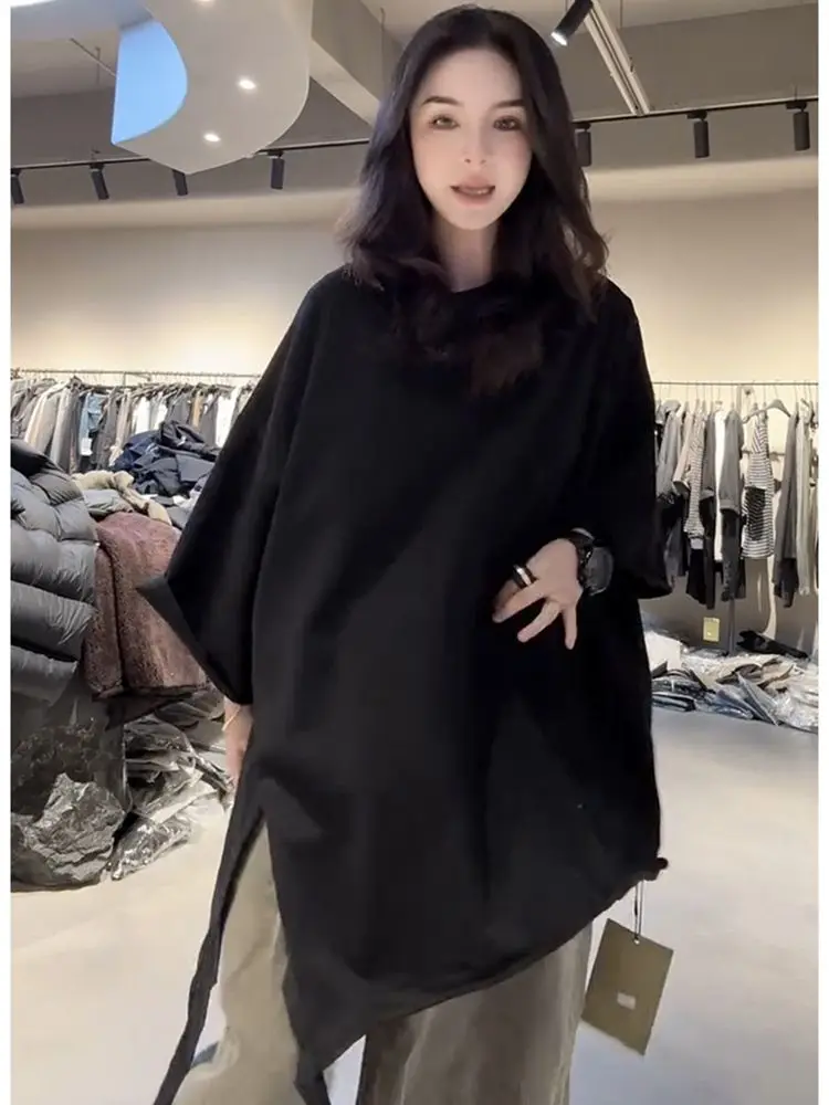 Loses, mittellanges, einfarbiges T-Shirt-Modeoberteil mit großem Design