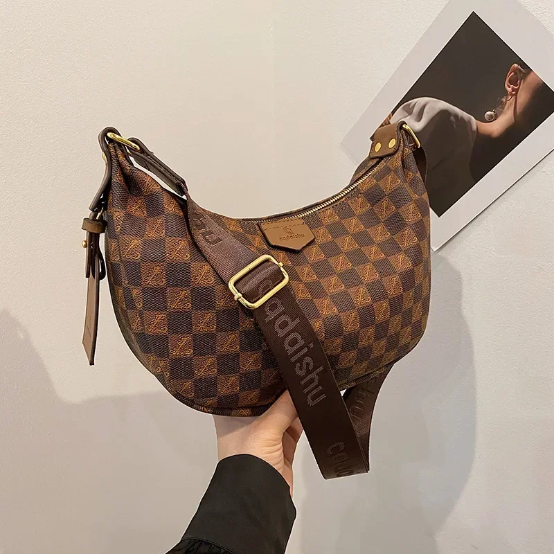 

2024 Весенняя новая женская высококачественная сумка в форме полумесяца с широким ремешком и принтом, модная, удобная, просторная для стильных видов