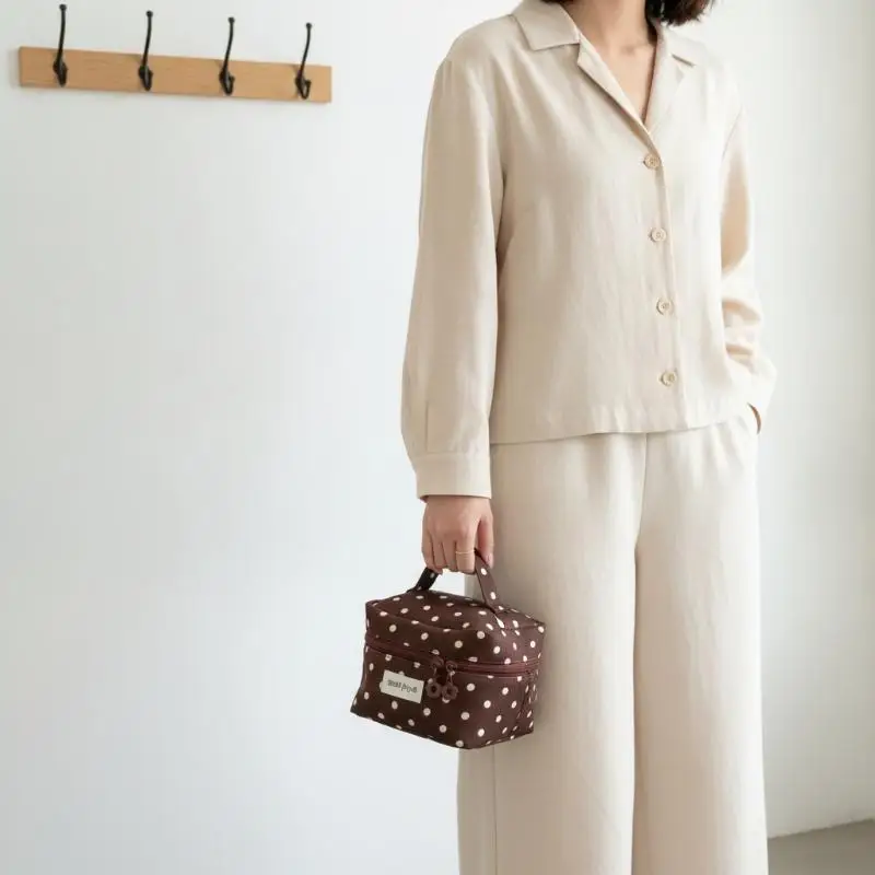 Koreanischer Retro-Stil, Aufbewahrungstasche mit Punktmuster, tragbar, für den Außenbereich geeignet, vielseitige Damen-Handtasche mit großem Fassungsvermögen, ideal als Kosmetiktasche. – Detail 5