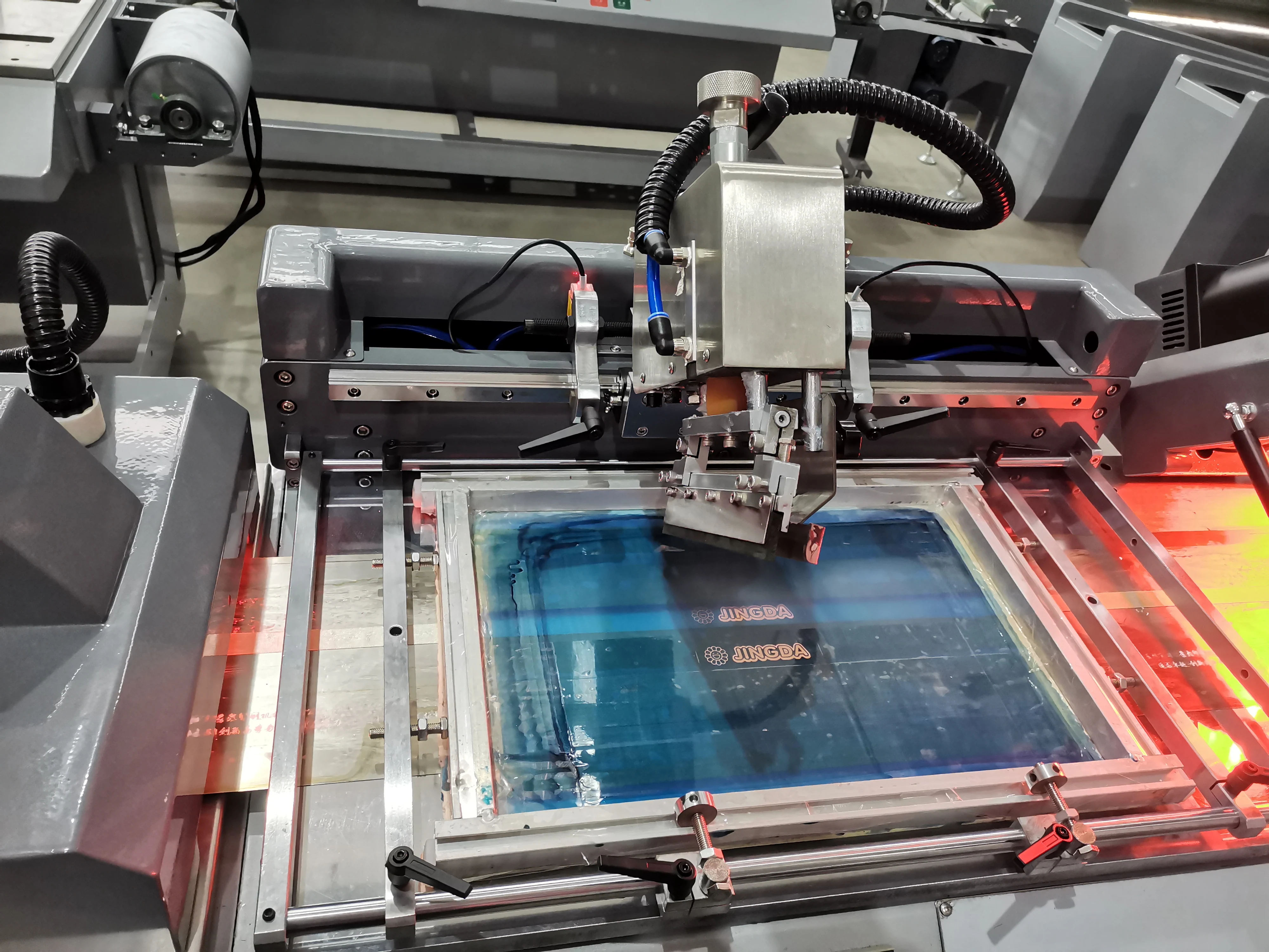 JINGDA JDZ-2001 Macchina da stampa automatica per etichette serigrafiche a 1 colore per etichette per indumenti, stampante serigrafica per accessori tessili