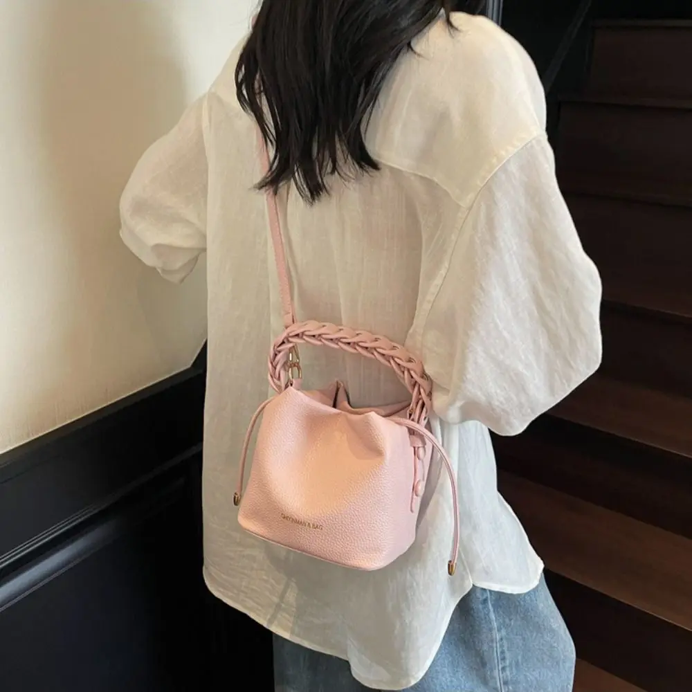 

Тканая сумка-ведро из мягкой кожи. Легкая сумка на одно плечо большой вместимости. Дизайнерская сумка-ведро через плечо с завязками. Дорожная сумка.