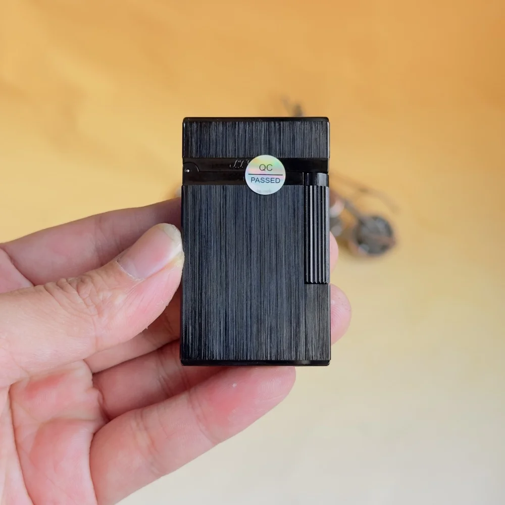 Dupont lighter Luxe merk aansteker, klassieke geborstelde metalen afwerking, luid ontstekingsgeluid, perfect cadeau voor mannen, inclusief gepersonaliseerde accessoires. Dupont  Logo