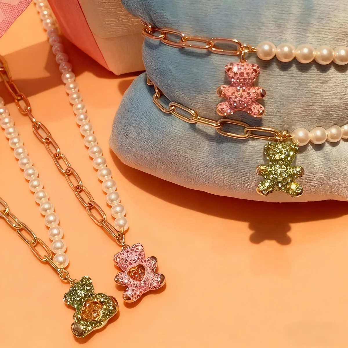 

Новинка 2025, трендовый комплект ювелирных изделий, женский очаровательный розовый, зеленый, медведь, жемчуг, кристалл, оригинальное ожерелье, серьги, браслет, аксессуары для вечеринок