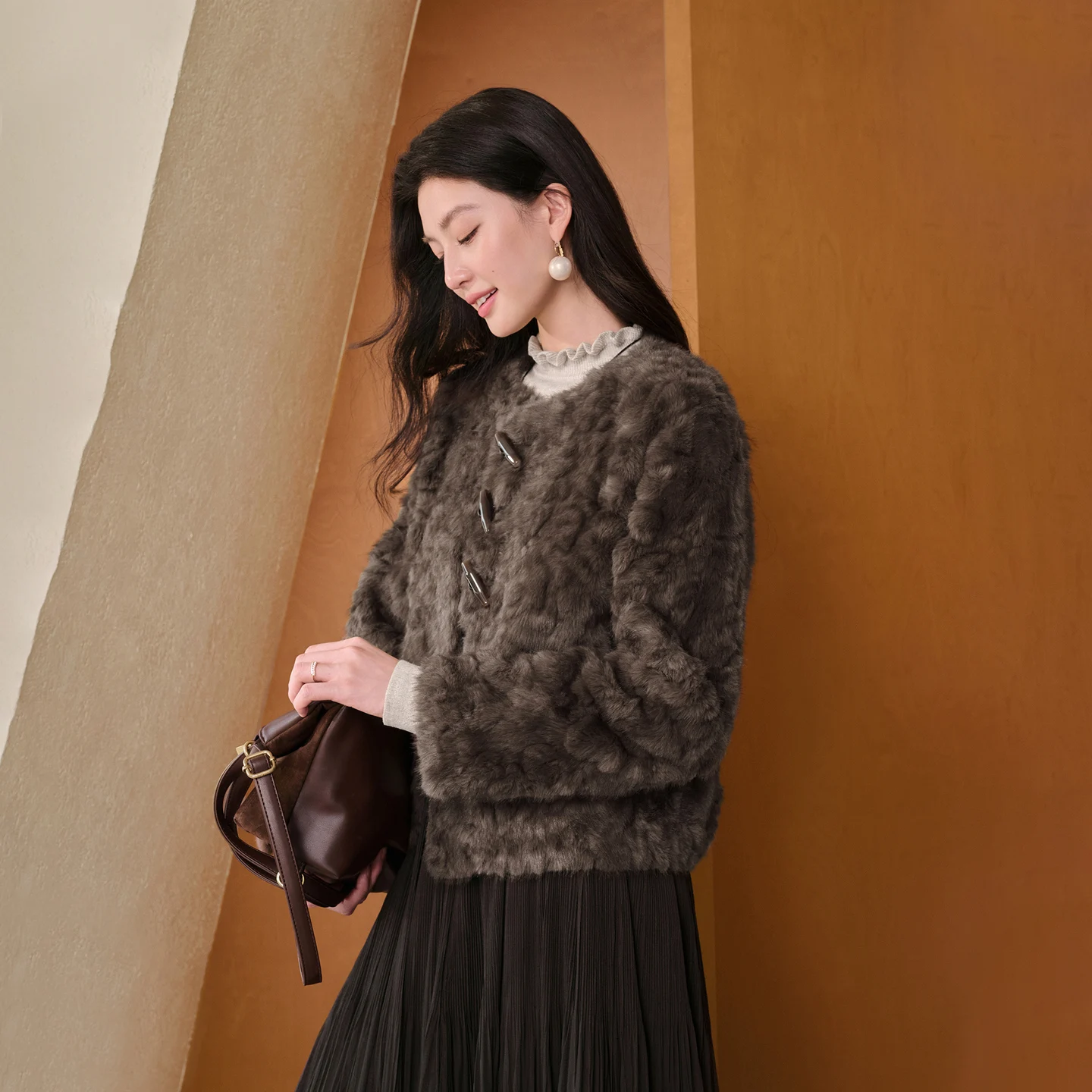 SENTUBILA Women's Winter Faux Fur Coat Round Collar Horn Button Warm Short Jacket 2025 Vintage Thick Luxury Outerwear W64PD7709