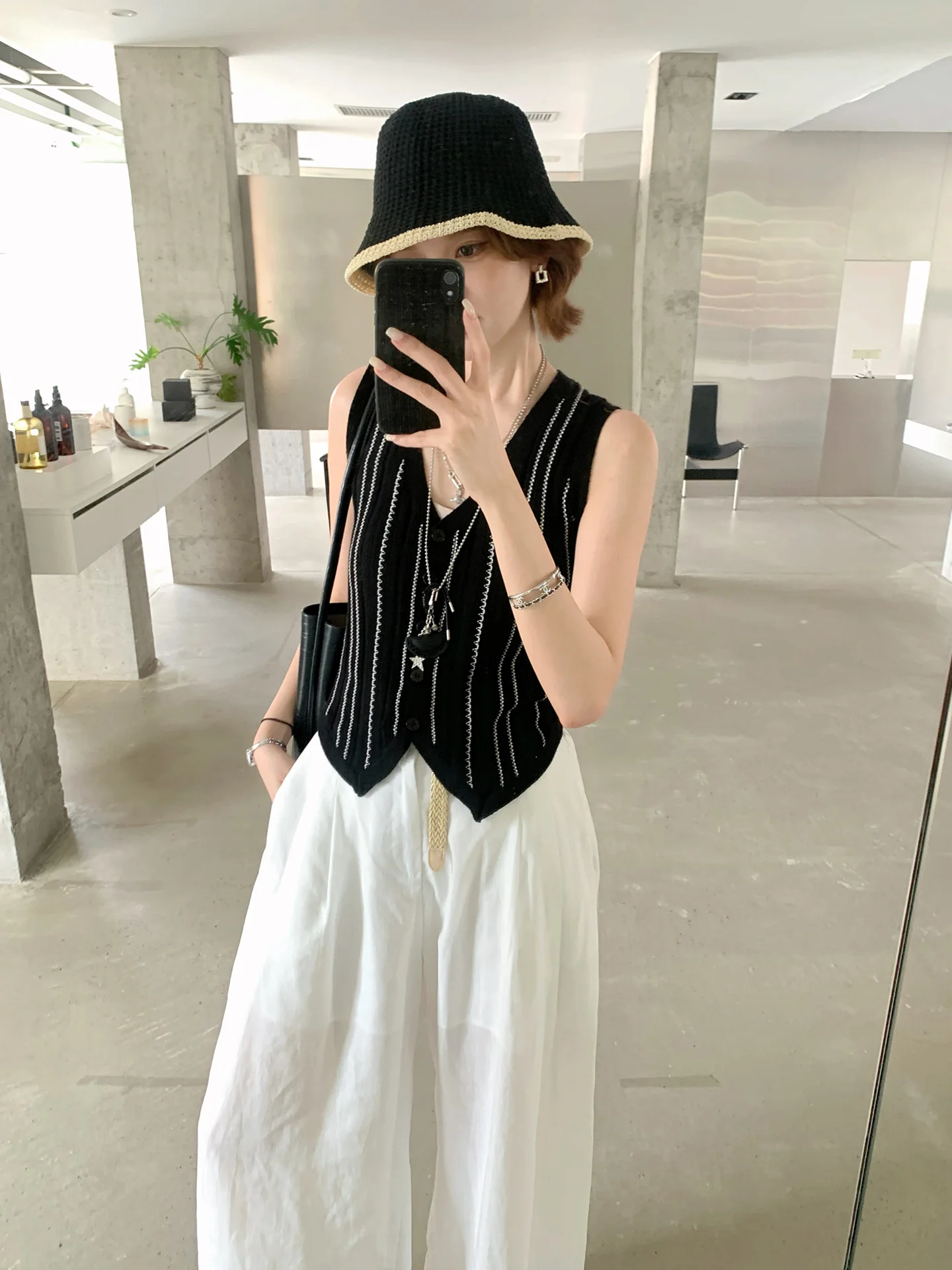 

Summer 2025 Slim Fit V-Ne Knitted Vest Faionable Svel Top Women's Clothing Commute Sle Korean Version Button Design