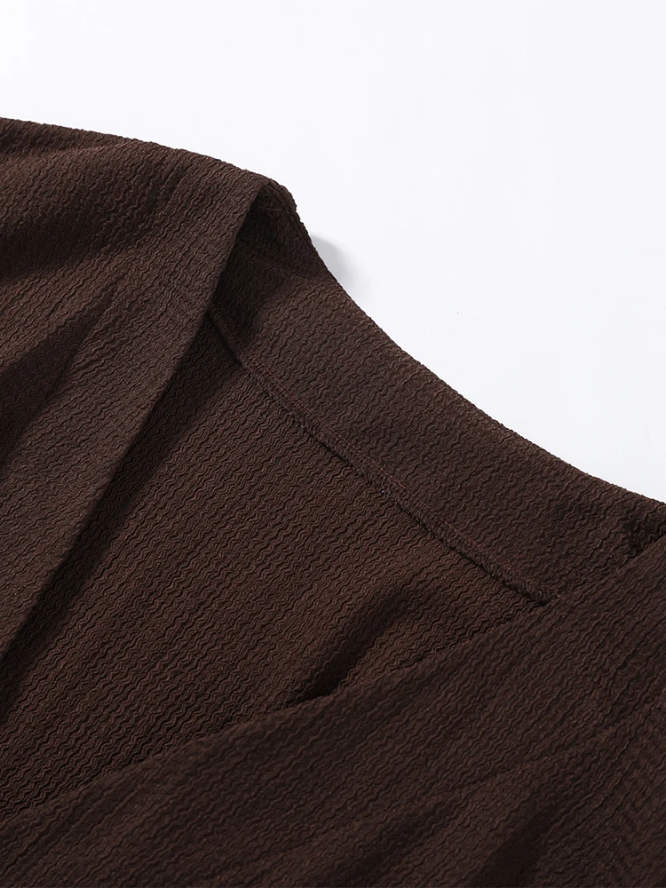 Texturiertes Spitzen-Oberteil mit V-Ausschnitt und Schnürung, Hosenanzüge für Damen, sexy Oberteile mit Fledermausärmeln und geraden Hosen mit hoher Taille, bezaubernde Damen-Outfits – Detail 6