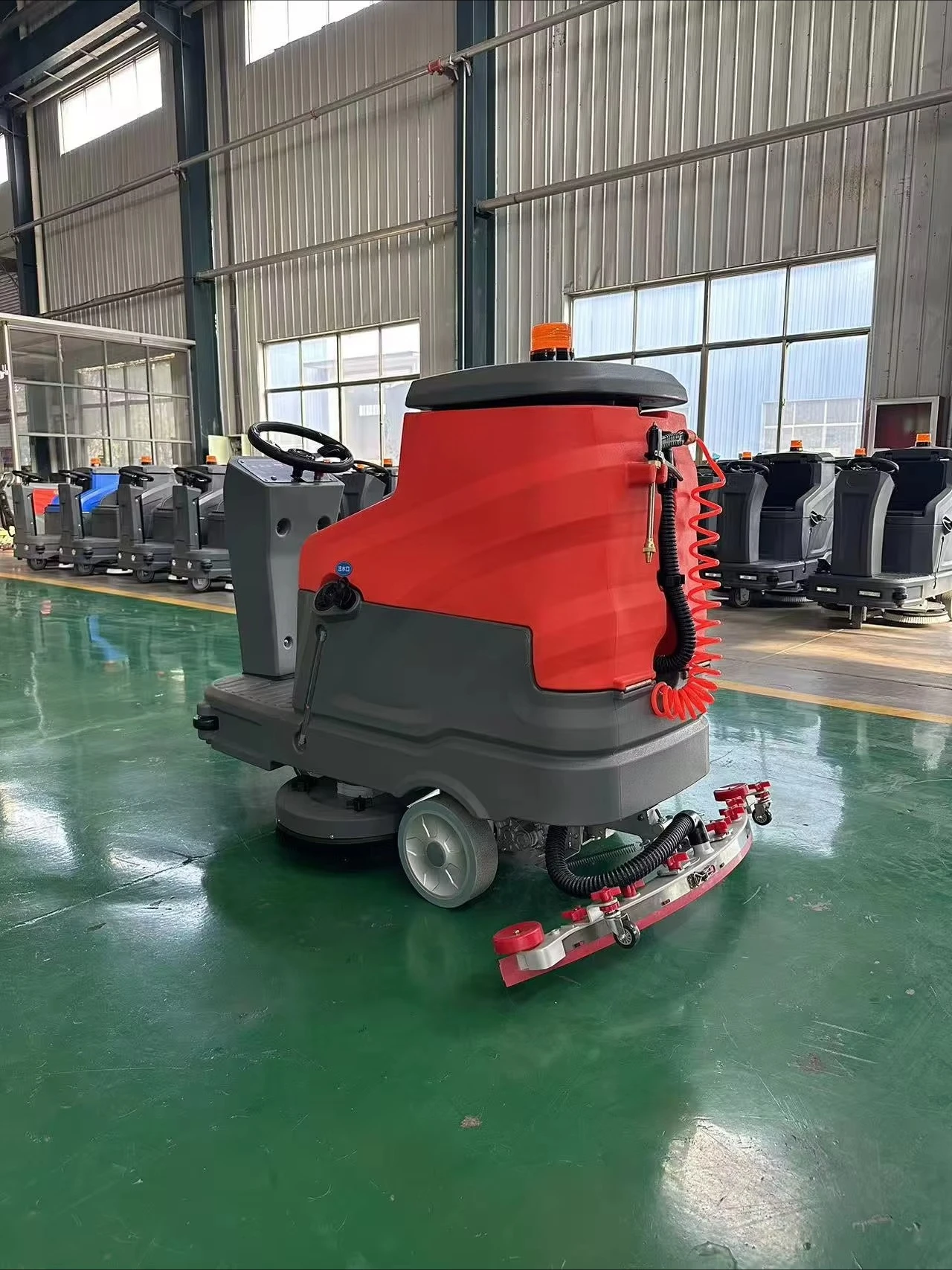 دفع ماكينة غسل الأرضيات الصناعية روبوت التنظيف بالضغط العالي وظيفة التعقيم لتنظيف مساحة كبيرة في فندق المستشفى