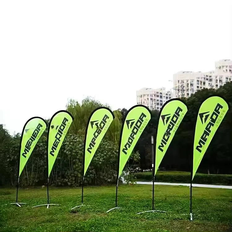 Logo personalizzato promozionale che pubblicizza l'insegna della bandiera della spiaggia volante all'aperto con i pali della bandiera Teardrop Tear Drop Beach Feather Flag