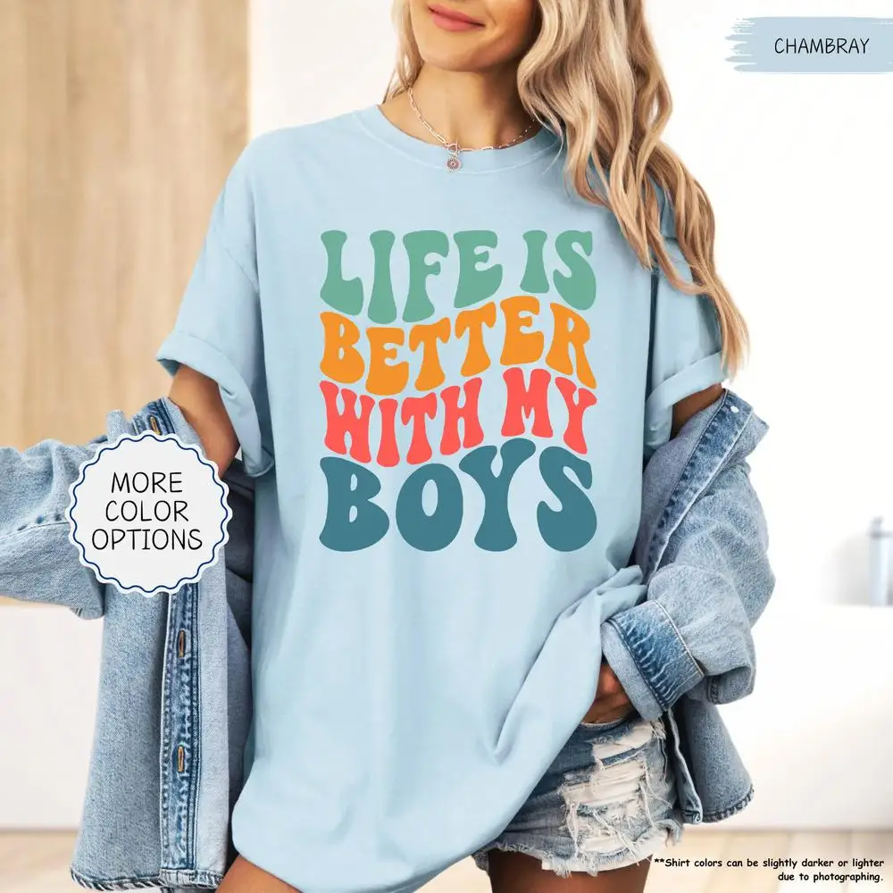 A vida é melhor com a camisa dos meus meninos, camisa engraçada da mãe, presente bonito da mãe, camisa do dia das mães, camisa da mãe dos meninos, anúncio de gênero