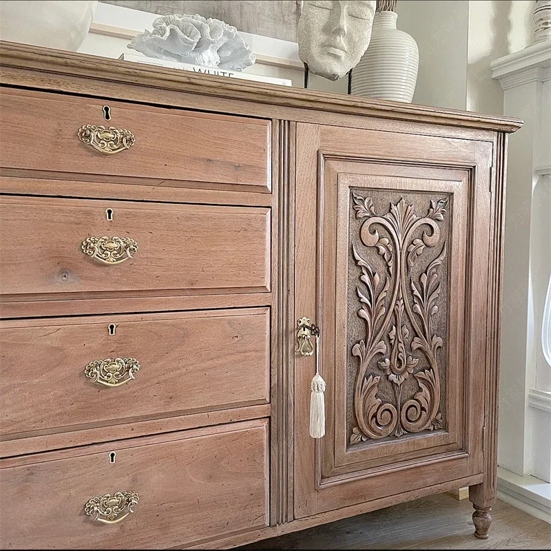 ตู้ไม้เนื้อแข็งสไตล์นอร์ดิกฝรั่งเศสแบบเรโทร รุ่น LS 42 ใช้เป็นตู้เก็บของข้างโต๊ะอาหาร  แกะสลักและทำให้ดูเก่า  สามารถปรับแต่งได้