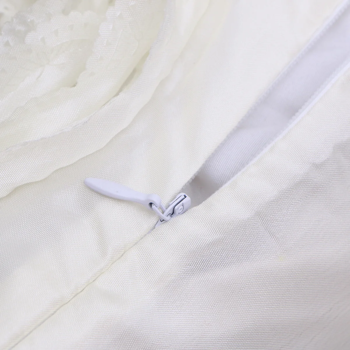 

42x42cm 3D Rose Flower Square Pillow Case Premium Fabric Sofa Bed Car Decor Comfortable Soft Invisible Zipper White