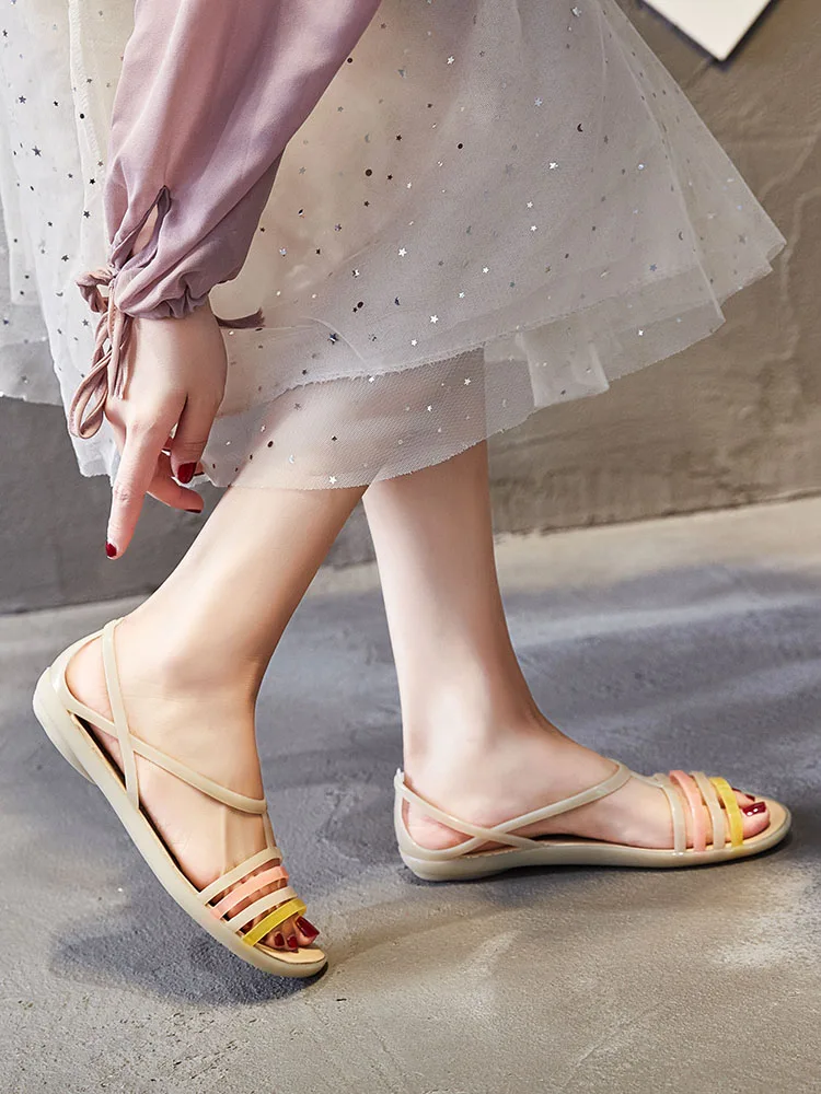 Sandal Plastik Wanita Musim Panas Nyaman Lembut Model Terbuka Anti Selip Hak Datar Fashion Kristal Jelly