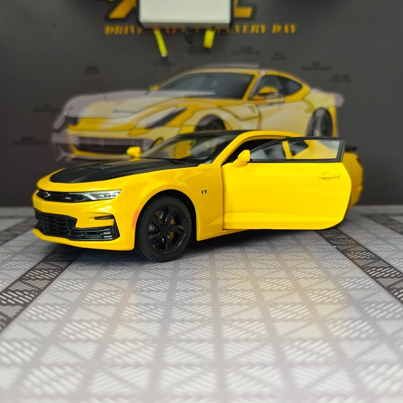 

1:24 simulation Chevrolet Camaro alloy car model doors and the front hood and trunk door can also be opened fine workmanship