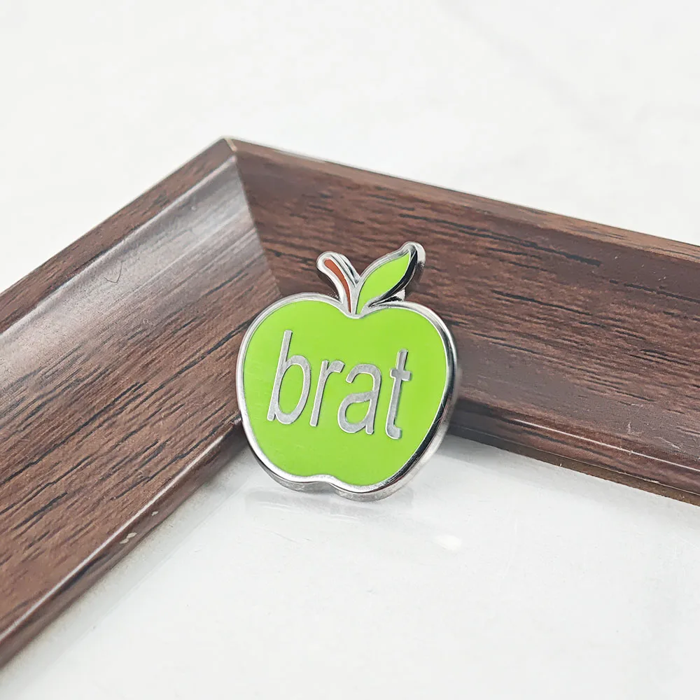 Charli XCX Brat Emaille-Pins Niedliche Grüne Apfel-Broschen Indie-Pop-Musikalbum-Logo-Abzeichen Kleidung Rucksack Anstecknadel Fangeschenk – Detail 6