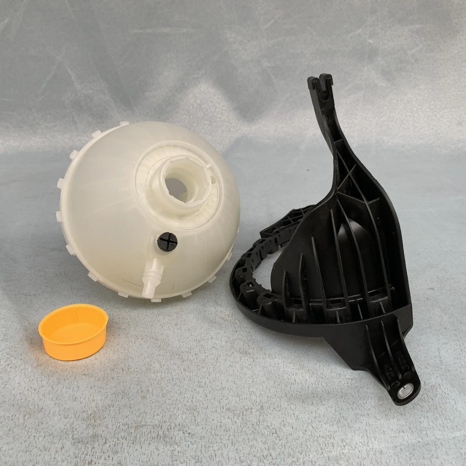 

Coolant Expansion Tank With Sensor 17138614293 For BMW 5 Series F10 F11 528i xDrive