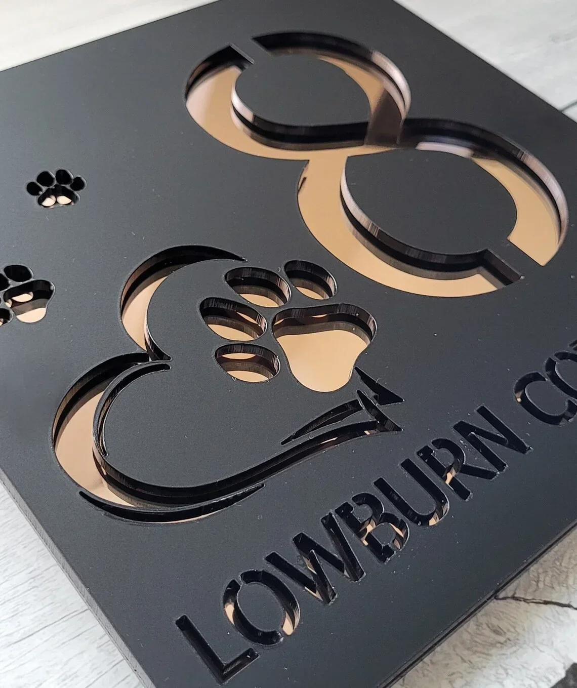 Customized Laser Cutting Acrylic Dog House Sign with Dog Paws Personalized Exterior Address Plaque for Home Decoration