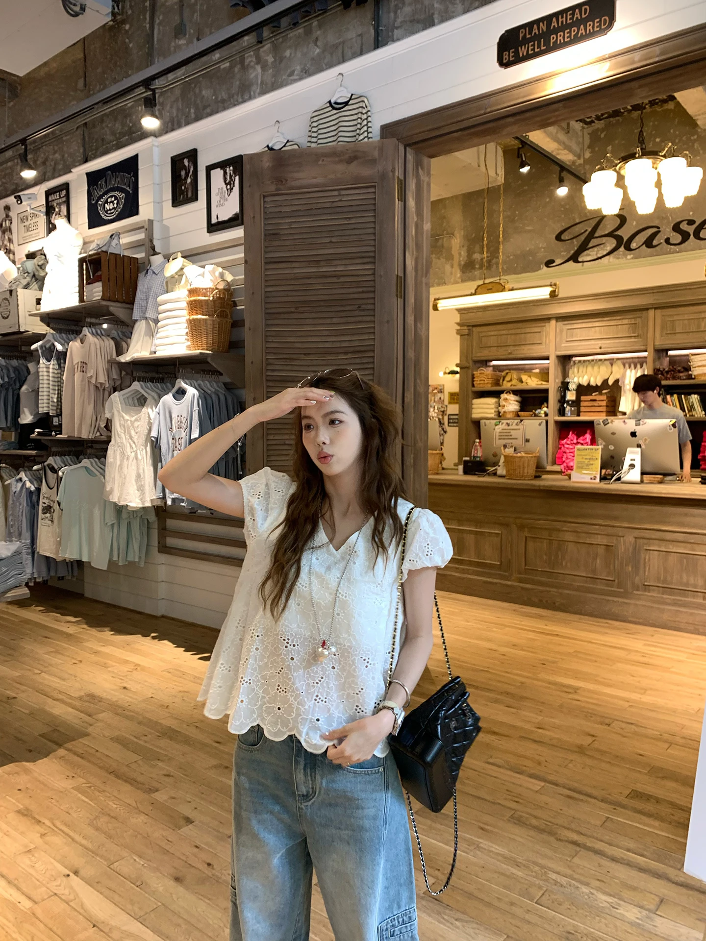 

Huanghuangjia Embroidered Hollow out V-Ne Women's Jaet White Summer New Sle Retro Sweet Design Cotton ort Sve irt