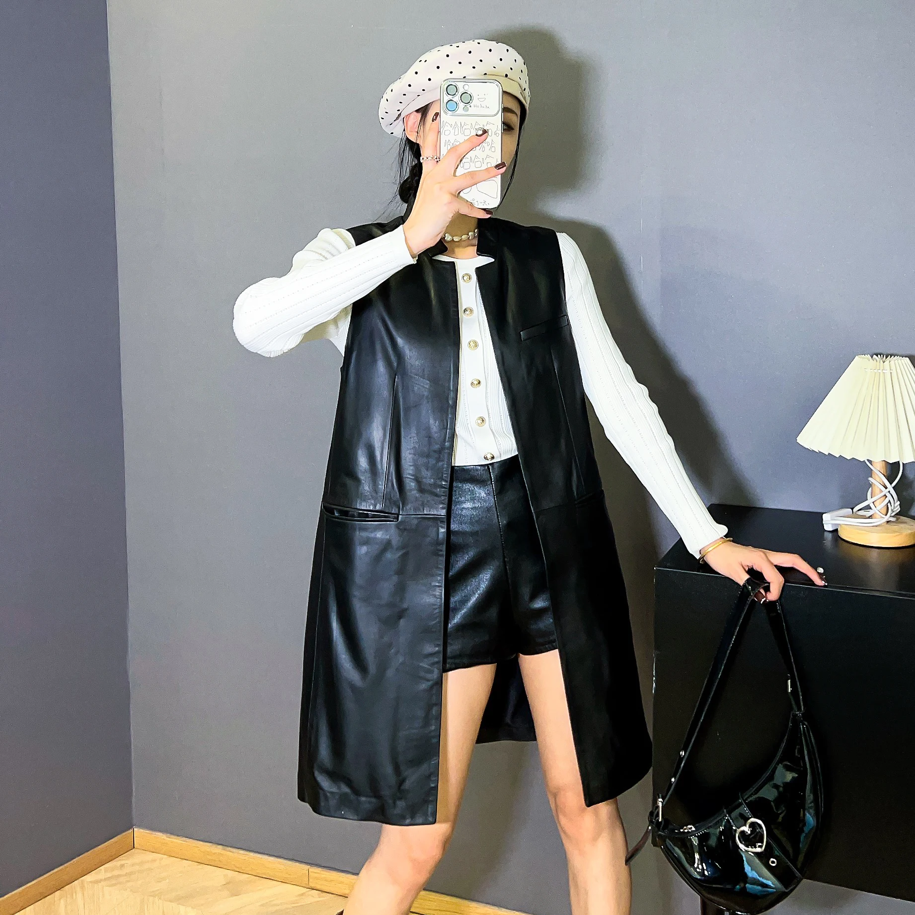 Kamizelka skórzana damska średniej długości, dopasowany krój, odzież wierzchnia, dekolt w serek, bez guzików, ciepła, rozmiar średni, pochodzenie chińskie.