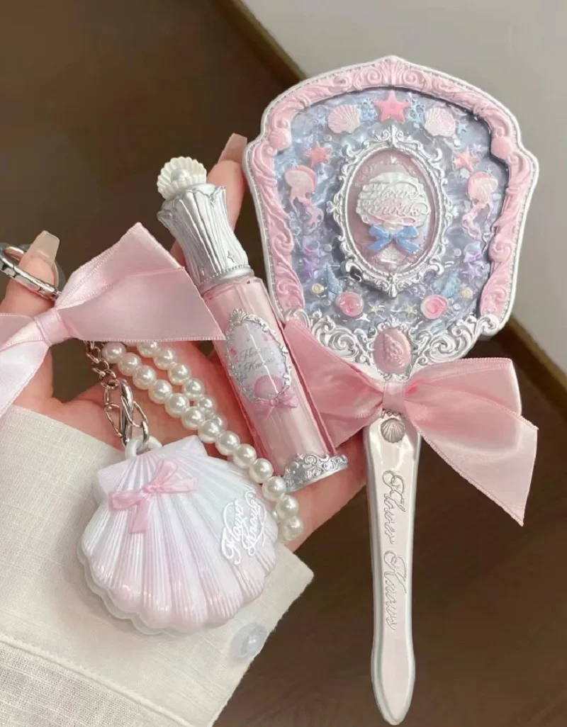 Flower Knows Shells Pearl Series Confezione regalo per trucco Ombretto Fard Lucidalabbra Base per trucco 5 pz.