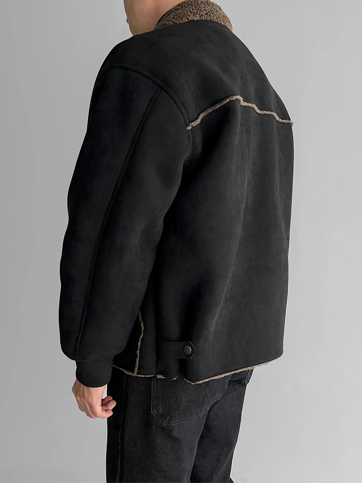 เสื้อพาร์กาผู้ชายแฟชั่นหนา รุ่นใหม่ ฤดูหนาว 2025 กระเป๋าใหญ่ บุขนแกะ กันลม อุ่น แขนยาว ทรงหลวม สไตล์เท่