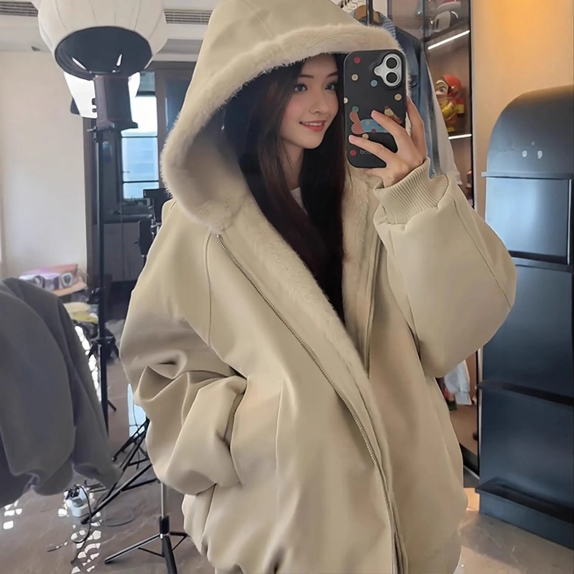 سترة جلدية بغطاء للرأس على الطراز الأمريكي لعام 2025 سترة قطنية للرجال والنساء للشتاء مع سترة قطنية سميكة ودافئة بياقة من الفرو