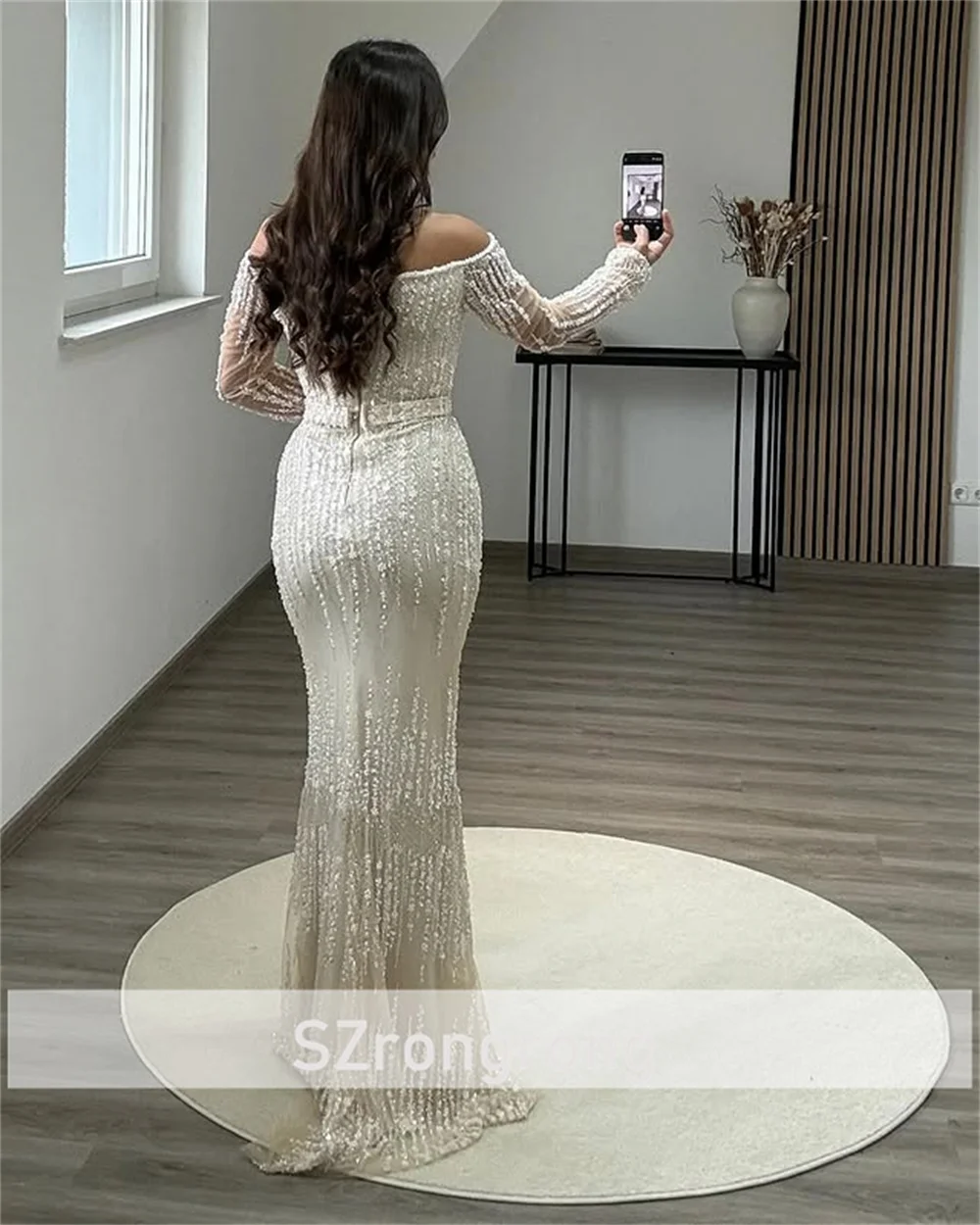 فساتين حفلة موسيقية رائعة بياقة قارب من التول وأكمام طويلة مع ترتر غمد بطول الأرض بدون ظهر للنساء