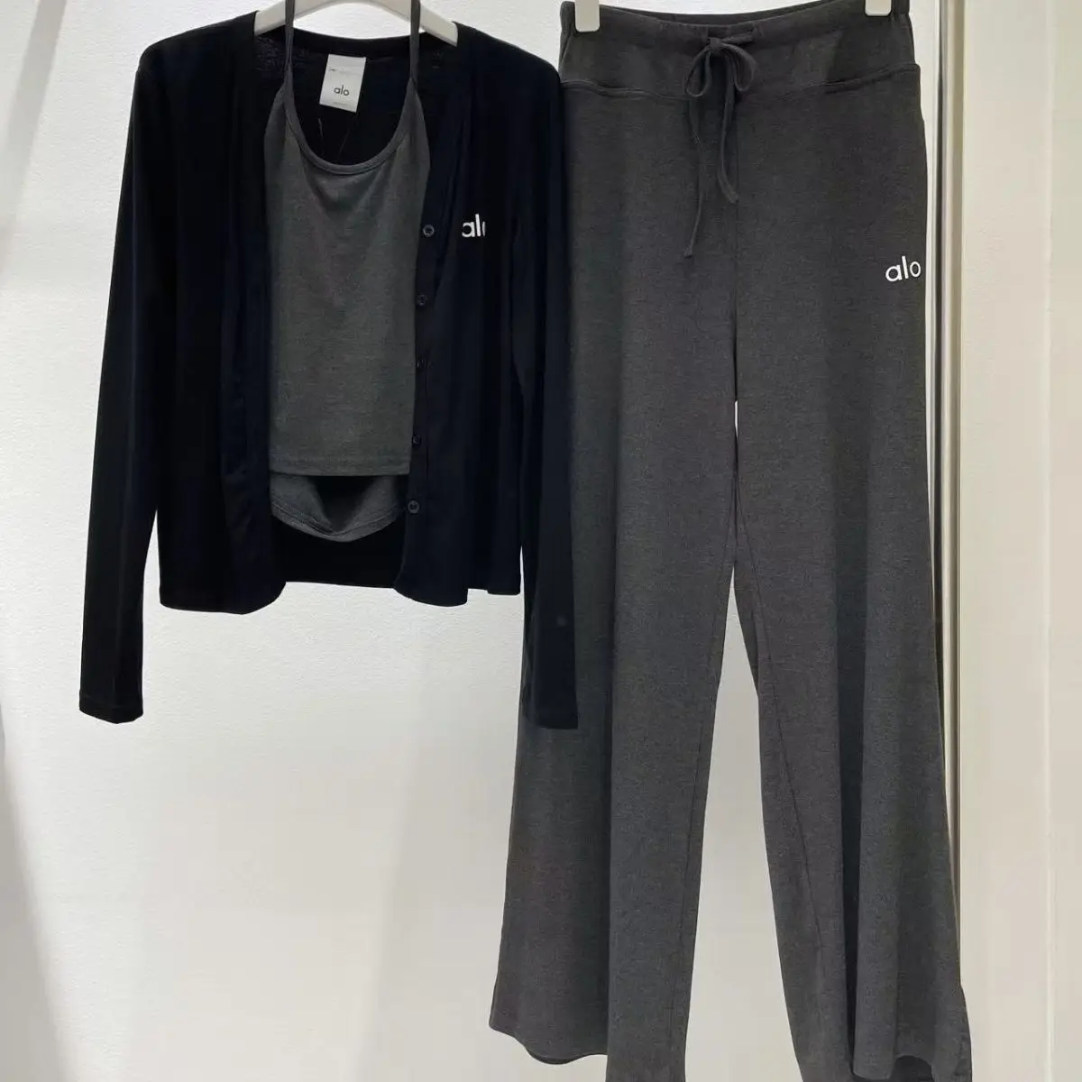 Primavera verão novo design de lote pequeno faionable ter topo + cardigan aberto + calças de perna larga conjunto de peça de camiseta para mulher