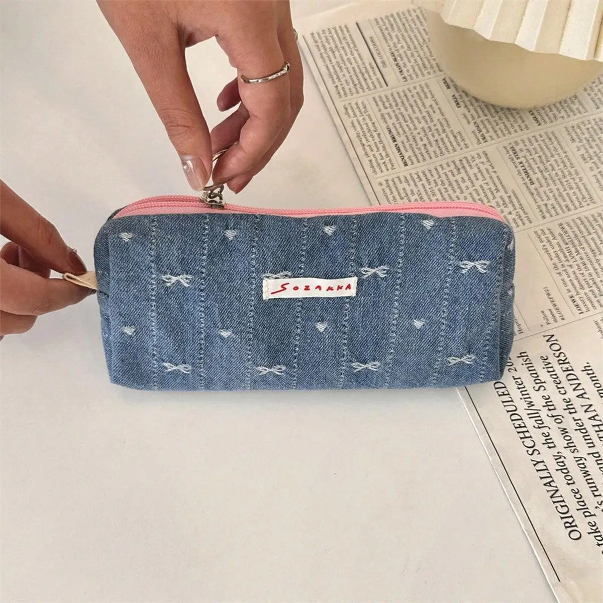 مقلمة على شكل فيونكة مطرزة باللون الأزرق من قماش الدنيم لعام 2025 - حقيبة قرطاسية لطيفة ذات سعة كبيرة للطلاب