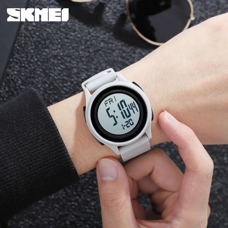 SKMEI-Reloj de pulsera deportivo para Hombre, accesorio masculino de pulsera resistente al agua con pantalla LED y alarma, complemento deportivo electrónico de marca de lujo con diseño militar