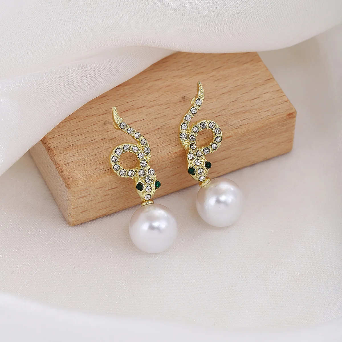 

New Luxury High-end Ins Style Exquisite Little Snake Pearl Drop Dangle Earrings Designer Earrings for Women Girls