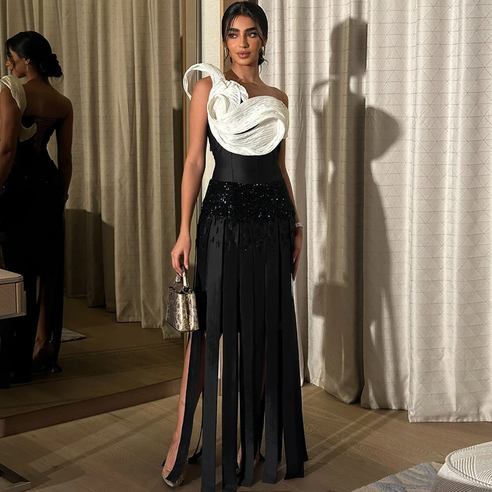 Contrasterende kleur satijnen avondjurk Prachtige één-schouder op maat gemaakte homecoming-jurken Delicate kralen Formele gelegenheidsjurken