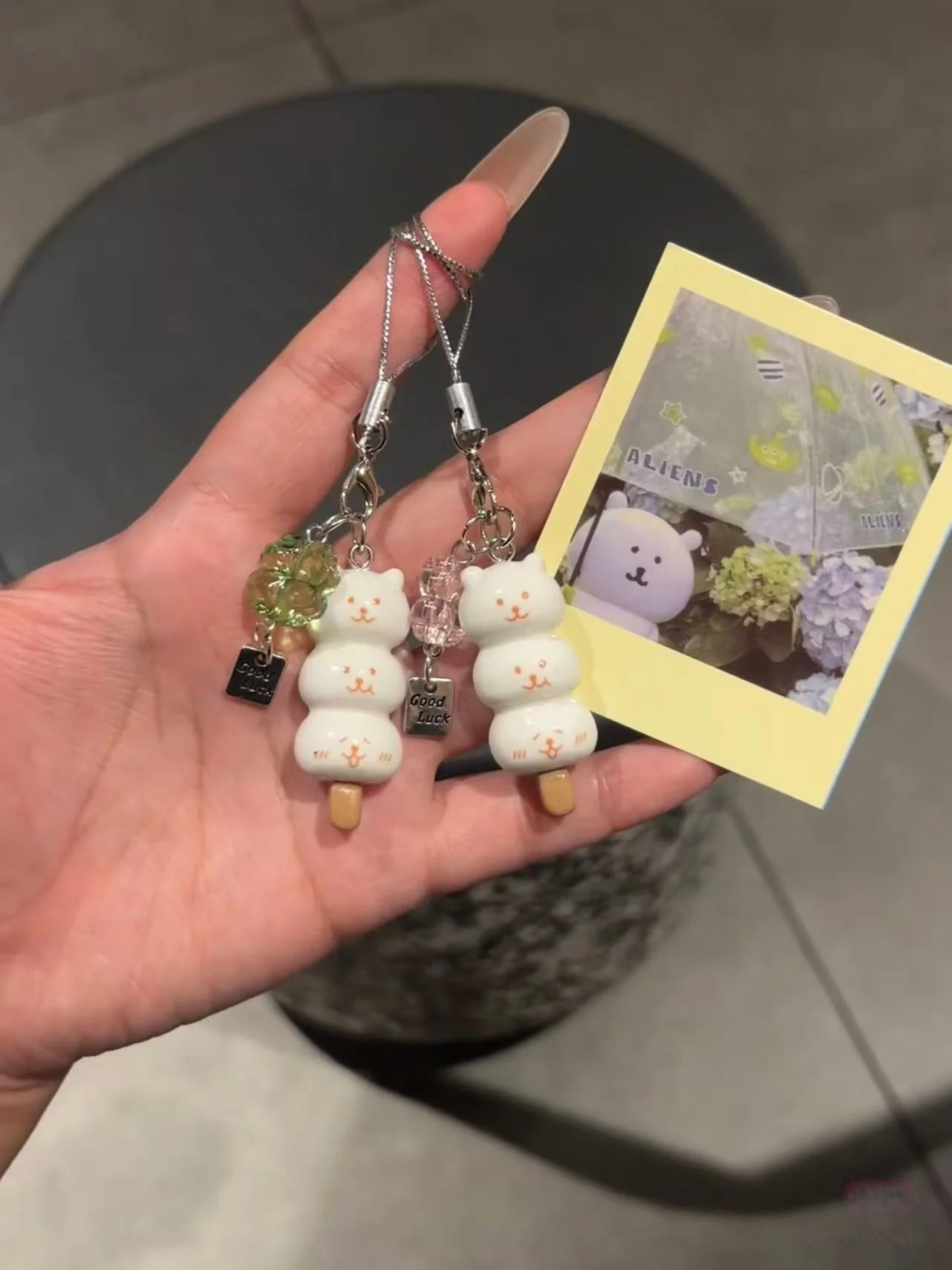 Zabawne zawieszki do telefonu w kształcie misia, szczęśliwe liście, kawaii kotki, etui na iPhone 17, obiektyw CCD, Airpods, koreańskie ręcznie robione akcesoria DIY. — 2