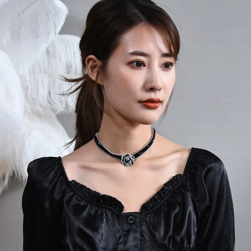 2025 Un nouveau collier en cristal noir rose à la mode pour les femmes, un collier cool et élégant