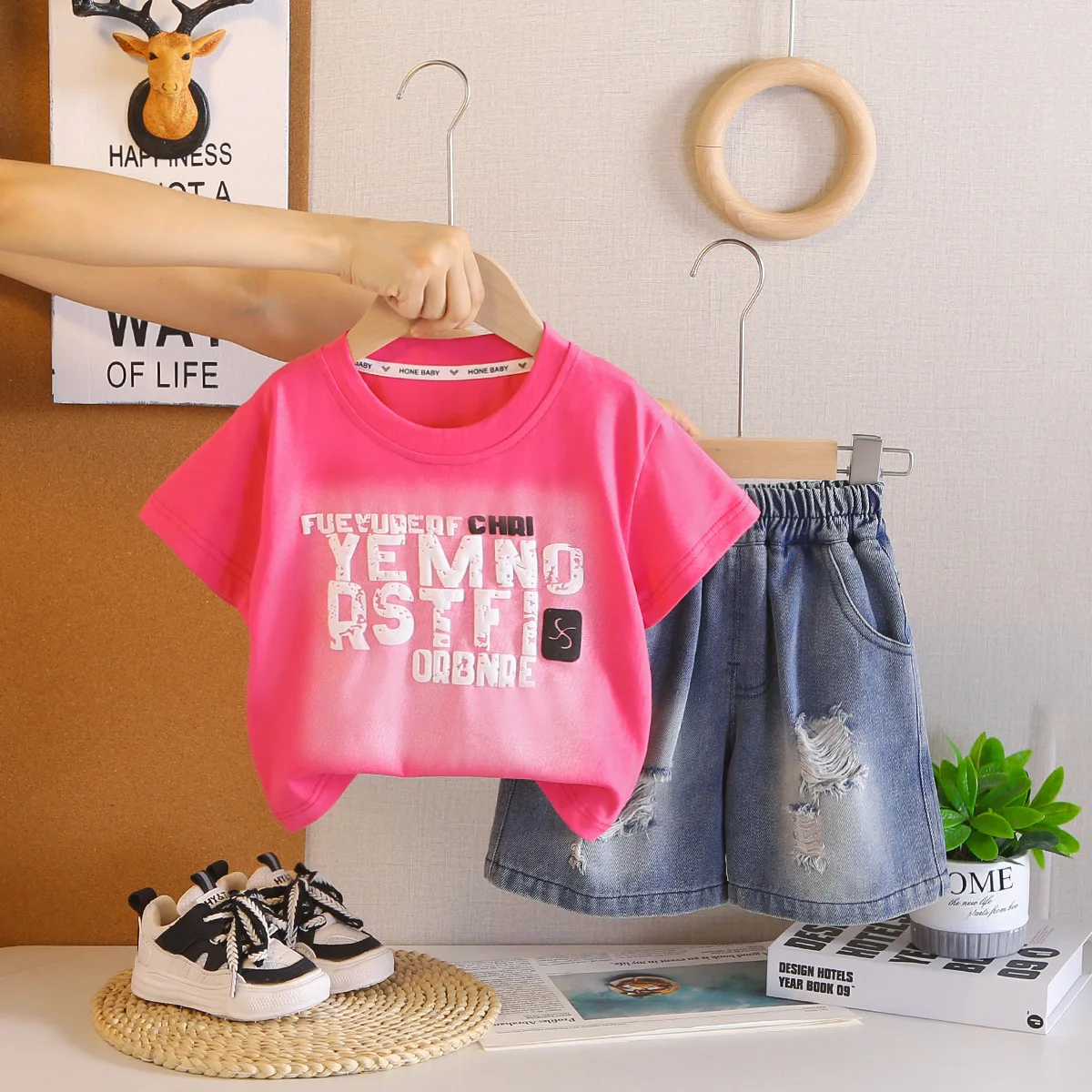 

Детский костюм 2026: Новая летняя одежда для мальчиков 2-3 лет – футболка с коротким рукавом и шорты с буквенным принтом, комплект из двух предметов для детей