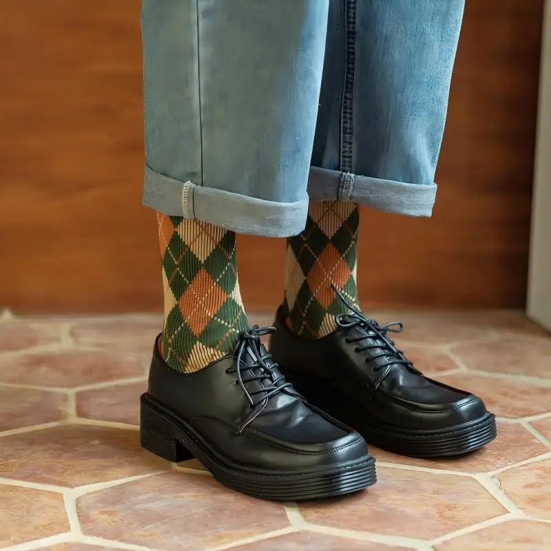Retro-Socken mit Diamantmuster, die bis zur Mitte der Wade reichen, 5er-Pack, im britischen Stil mit farblich abgesetzten Mustern, strukturierte vertikale Streifen, geeignet für trendige Outfits, zum Tragen im Alltag oder als Geschenk für die Feiertage. – Detail 13