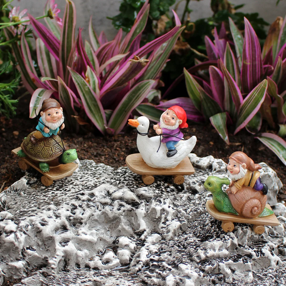 

3‌pcs/set Resin Dwarf Skateboard Statue - Rustic Garden Decor for Patio & Balcony‌