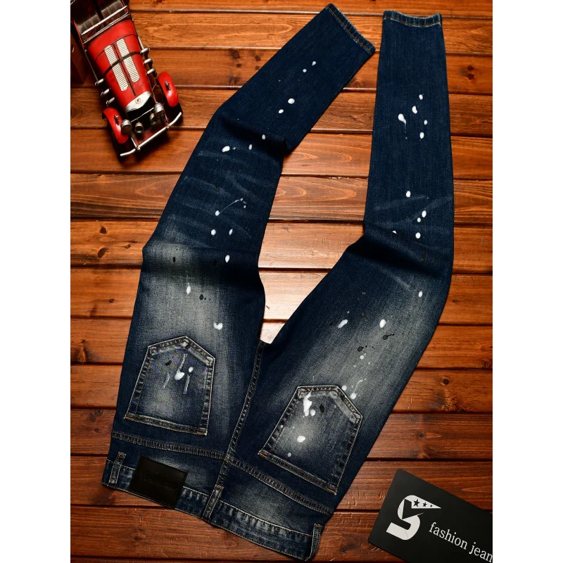 Jeans nostálgicos de alta qualidade para homens, ajuste fino com furos pequenos, remendos rasgados, tendência de rua jato de tinta, calças jeans retrô elásticas