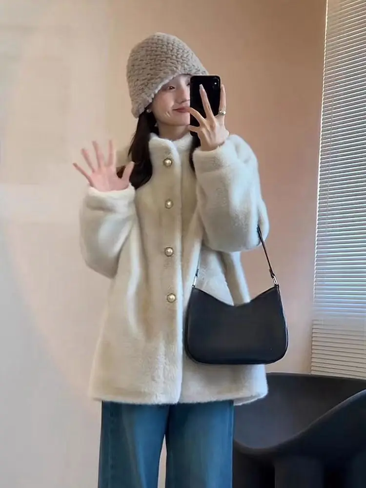 معطف فرو صناعي بني كراميل لعام 2025 للنساء نباتي قطيفة متوسطة الطول ملابس خارجية شتوية فاخرة صديقة للبيئة #5