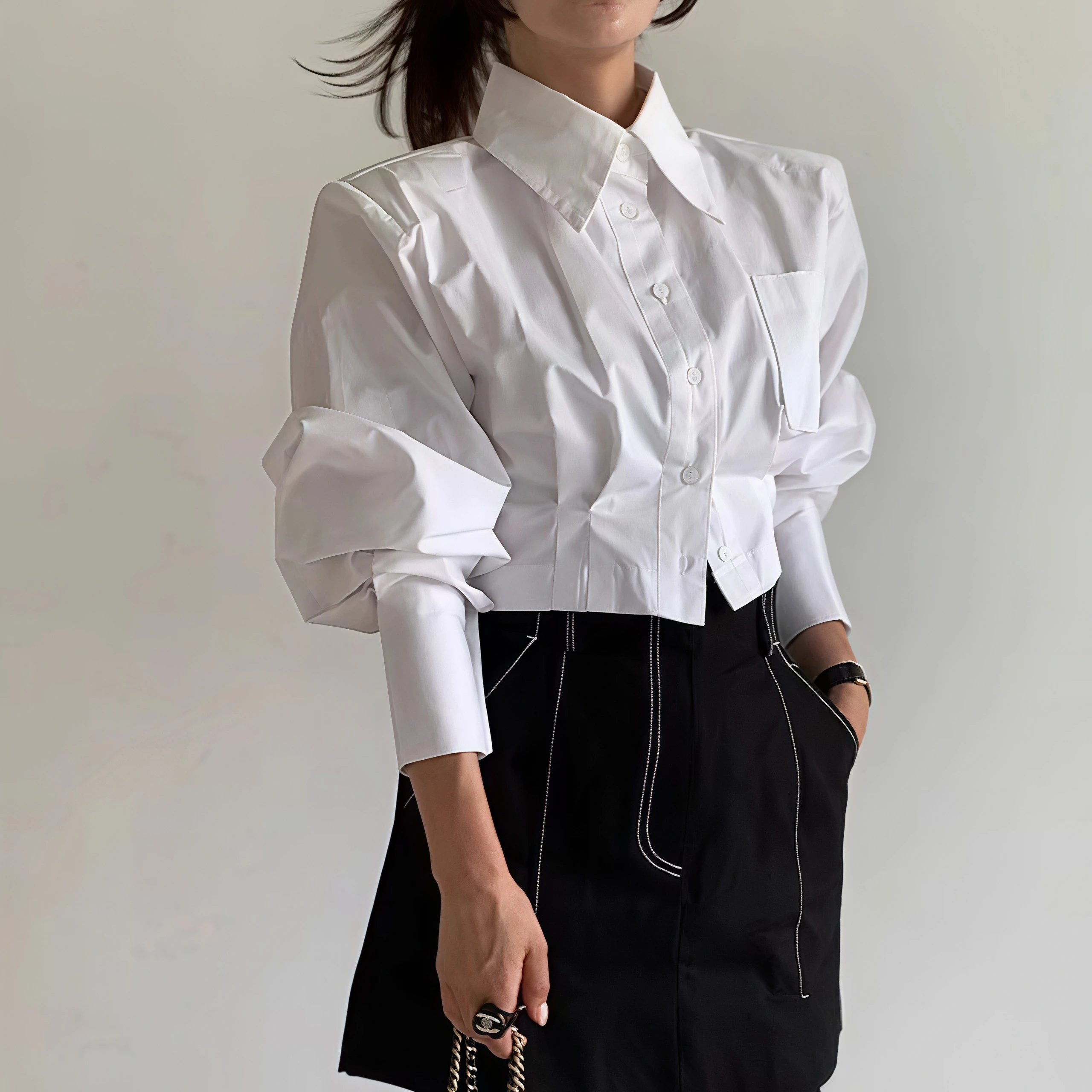 Damen-Bluse mit gepolsterten Schultern, kurz geschnitten, weiß, Reverskragen, Brusttasche, geraffte Langarmbluse, elegante kurze Oberteile für das Büro. – Detail 2