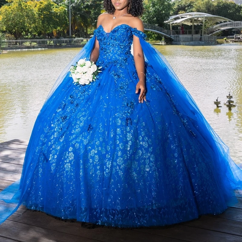 فساتين Quinceanera باللون الأزرق الملكي اللامع ثوب حفلة قبالة الكتف مزين بالترتر والدانتيل والخرز تول مع كيب حفلة عيد ميلاد Sweet16