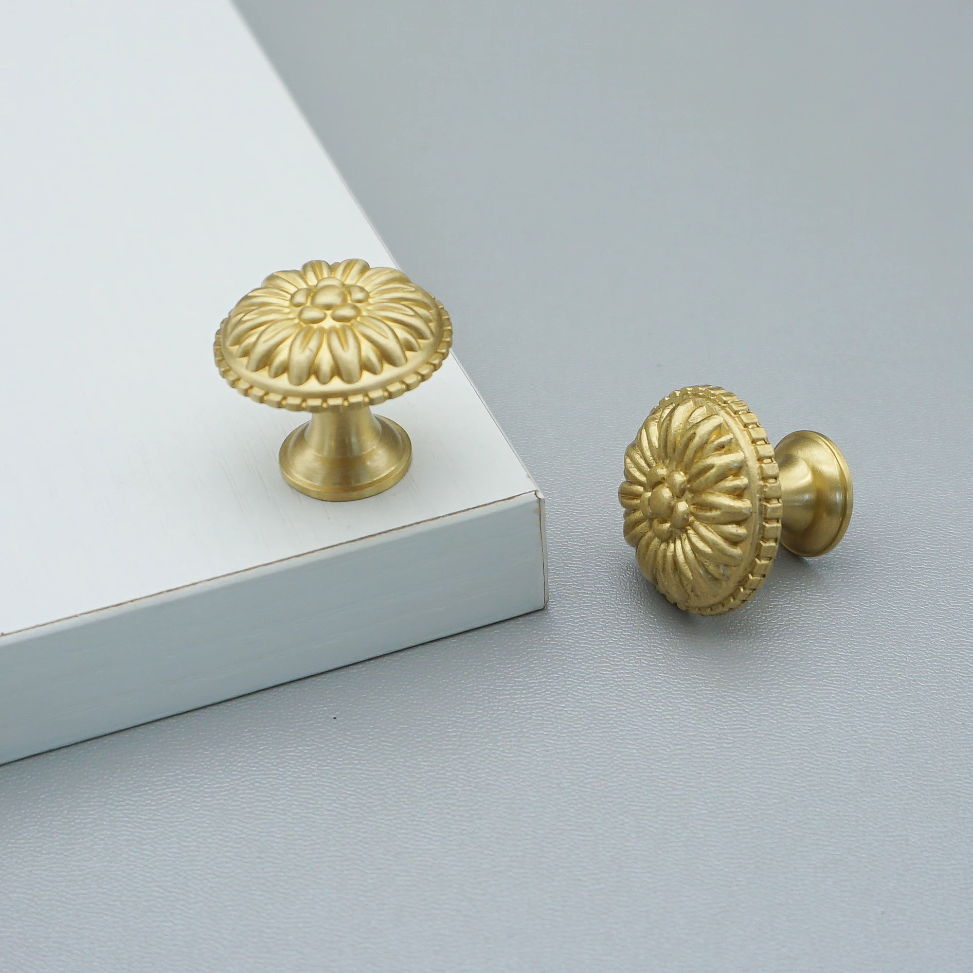 Retro Solid Brass Furniture Knobs Chinese Style Cabinet Handles Golden Round Wardrobe Pulls Kitchen Cupboard Door Knobs Hardware